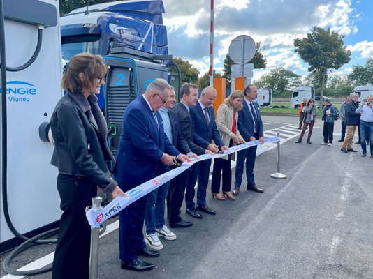 Notre tracteur 100% électrique inaugure la première station de recharge électrique pour poids lourds